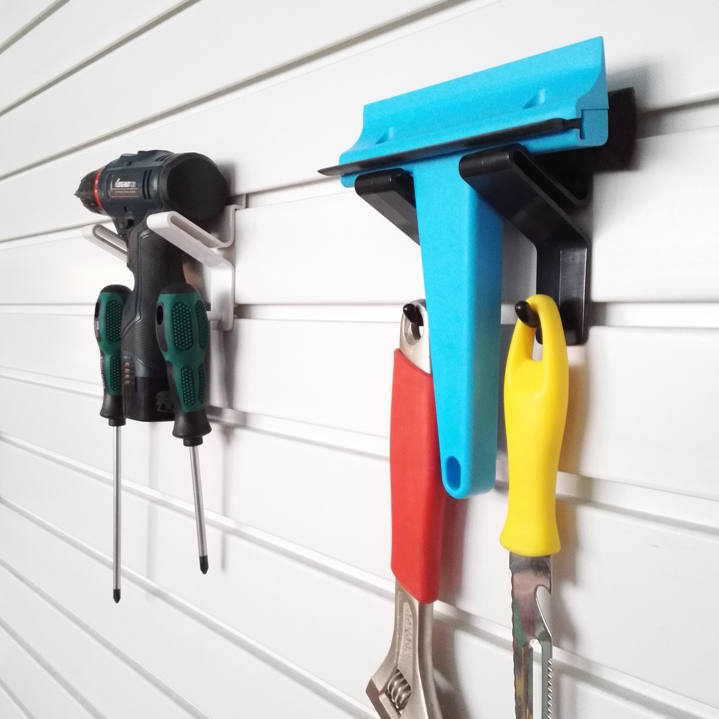 Пластиковые крючки для витрины Slatwall, висящие на одежде